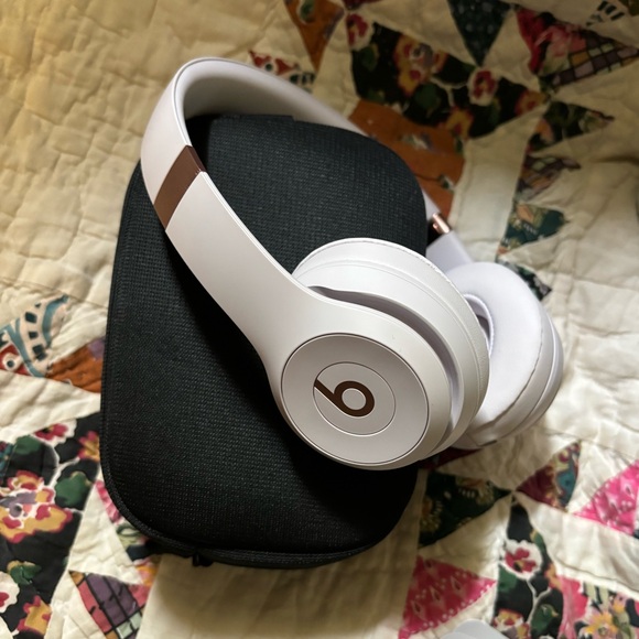 Beats Solo 4’s Pink Wireless Headphones - Picture 3 of 7